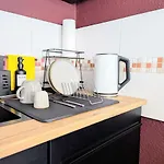 Gemuetliches - Hochwertiges Boxspringbett, Privater Parkplatz, Terrasse, Komplette Kueche, Wlan, 40 Zoll Hd Tv Apartment