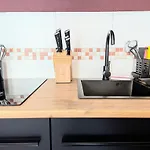 Gemuetliches - Hochwertiges Boxspringbett, Privater Parkplatz, Terrasse, Komplette Kueche, Wlan, 40 Zoll Hd Tv Apartment Chemnitz