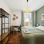 Gemuetliches - Hochwertiges Boxspringbett, Privater Parkplatz, Terrasse, Komplette Kueche, Wlan, 40 Zoll Hd Tv