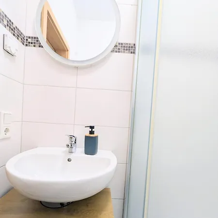 Gemuetliches - Hochwertiges Boxspringbett, Privater Parkplatz, Terrasse, Komplette Kueche, Wlan, 40 Zoll Hd Tv شقة *