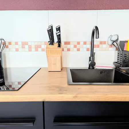 Gemuetliches - Hochwertiges Boxspringbett, Privater Parkplatz, Terrasse, Komplette Kueche, Wlan, 40 Zoll Hd Tv Apartment Chemnitz