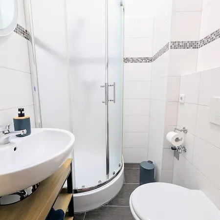 Apartment Gemuetliches - Hochwertiges Boxspringbett, Privater Parkplatz, Terrasse, Komplette Kueche, Wlan, 40 Zoll Hd Tv