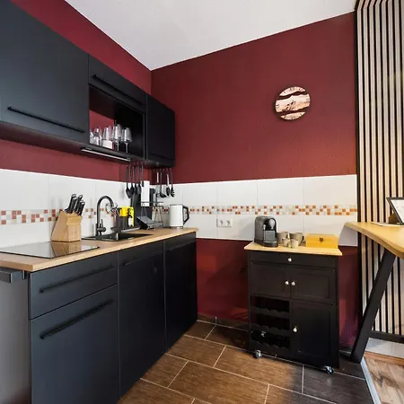 Apartment Gemuetliches - Hochwertiges Boxspringbett, Privater Parkplatz, Terrasse, Komplette Kueche, Wlan, 40 Zoll Hd Tv *