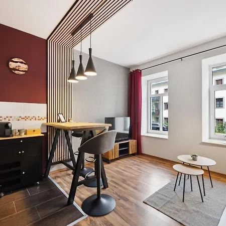 Gemuetliches - Hochwertiges Boxspringbett, Privater Parkplatz, Terrasse, Komplette Kueche, Wlan, 40 Zoll Hd Tv شقة *