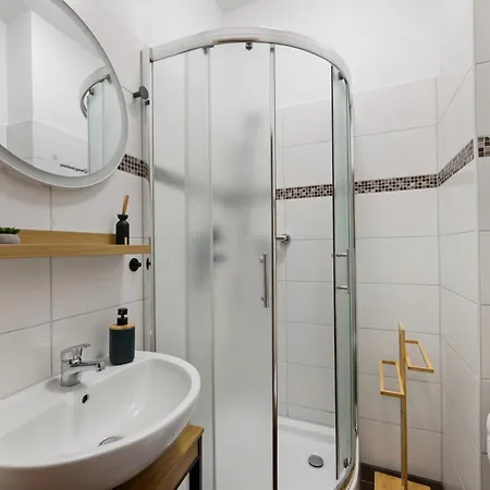 Gemuetliches - Hochwertiges Boxspringbett, Privater Parkplatz, Terrasse, Komplette Kueche, Wlan, 40 Zoll Hd Tv شقة *