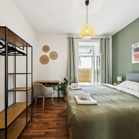 Gemuetliches - Hochwertiges Boxspringbett, Privater Parkplatz, Terrasse, Komplette Kueche, Wlan, 40 Zoll Hd Tv