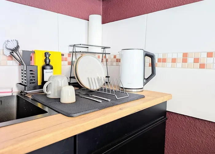 Gemuetliches - Hochwertiges Boxspringbett, Privater Parkplatz, Terrasse, Komplette Kueche, Wlan, 40 Zoll Hd Tv Apartment