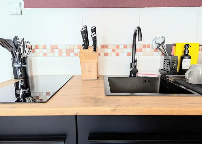 Gemuetliches - Hochwertiges Boxspringbett, Privater Parkplatz, Terrasse, Komplette Kueche, Wlan, 40 Zoll Hd Tv Apartment Chemnitz