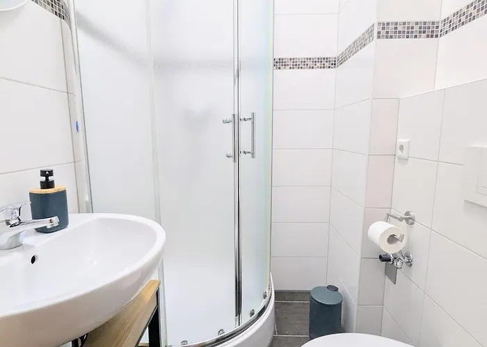 Apartment Gemuetliches - Hochwertiges Boxspringbett, Privater Parkplatz, Terrasse, Komplette Kueche, Wlan, 40 Zoll Hd Tv