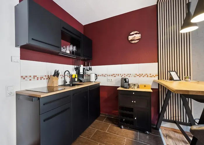 Apartment Gemuetliches - Hochwertiges Boxspringbett, Privater Parkplatz, Terrasse, Komplette Kueche, Wlan, 40 Zoll Hd Tv *