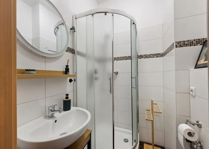 Gemuetliches - Hochwertiges Boxspringbett, Privater Parkplatz, Terrasse, Komplette Kueche, Wlan, 40 Zoll Hd Tv Apartment *